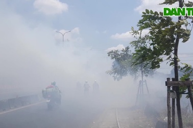 TPHCM: Khói trắng bao phủ quốc lộ, hàng trăm người bịt mũi thoát qua