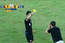 HLV Kim Sang Sik vái lạy trọng tài, trợ lý HLV Indonesia nhận thẻ đỏ khó đỡ