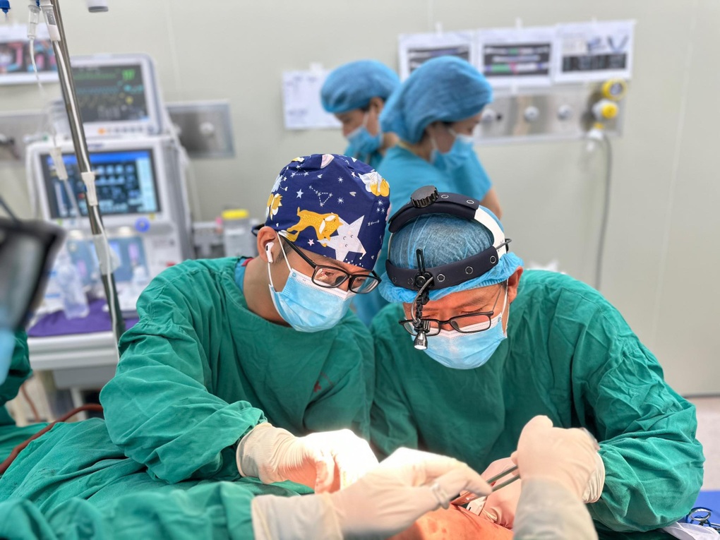 Bé gái 7 tuổi bị thang tời đập vào mặt dẫn đến vỡ xương ổ răng - 1 Bé gái 7 tuổi bị thang tời đập vào mặt dẫn đến vỡ xương ổ răng - 1