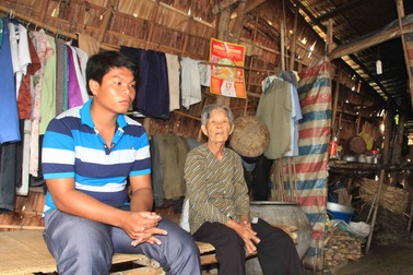 Đào đất thuê để có tiền đóng học phí và nuôi bà ngoại bệnh