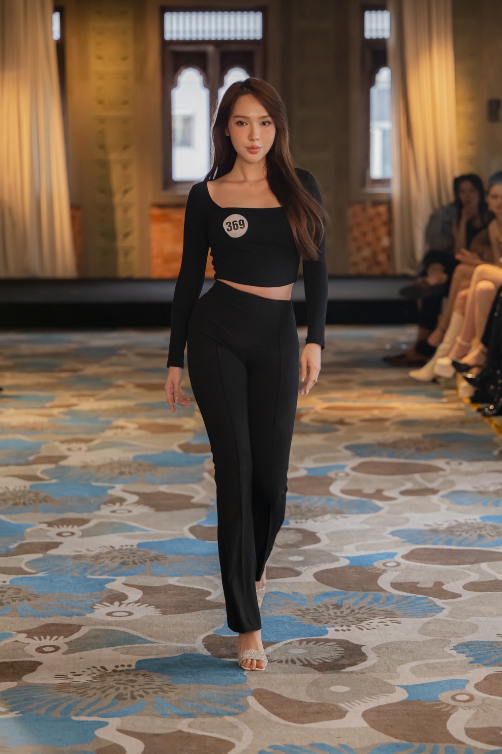 Võ Hoàng Yến, Khánh Vân catwalk nóng bỏng, thị phạm cho người mẫu trẻ - 9 Võ Hoàng Yến, Khánh Vân catwalk nóng bỏng, thị phạm cho người mẫu trẻ - 9