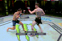 Võ sĩ hạ knock-out đối thủ bằng đòn "đầu gối bay"