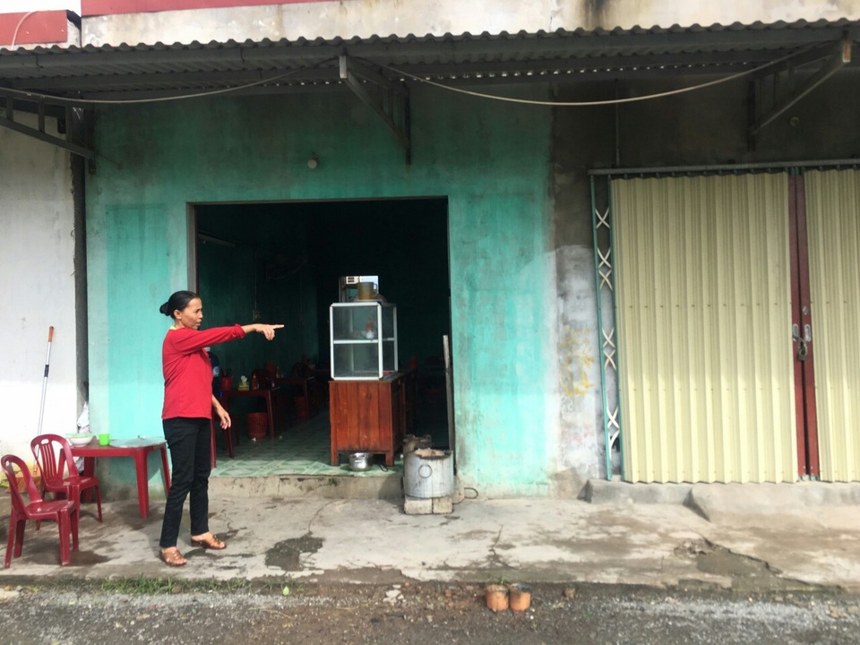 Chưa được cấp phép, chính quyền vẫn tự ý san lấp đất để làm ki-ốt cho thuê - 2 Chưa được cấp phép, chính quyền vẫn tự ý san lấp đất để làm ki-ốt cho thuê - 2