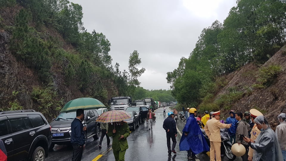 1 người chết, 6 người bị thương sau vụ 3 ô tô tông nhau - 3 1 người chết, 6 người bị thương sau vụ 3 ô tô tông nhau - 3