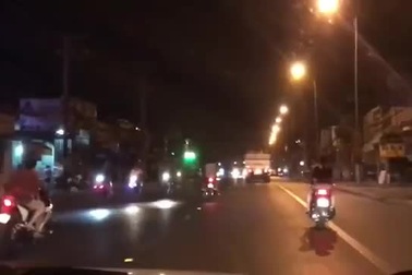 Phẫn nộ nhóm thanh niên đi xe máy không mũ, dàn hàng ngang và liên tục lạng lách trên quốc lộ