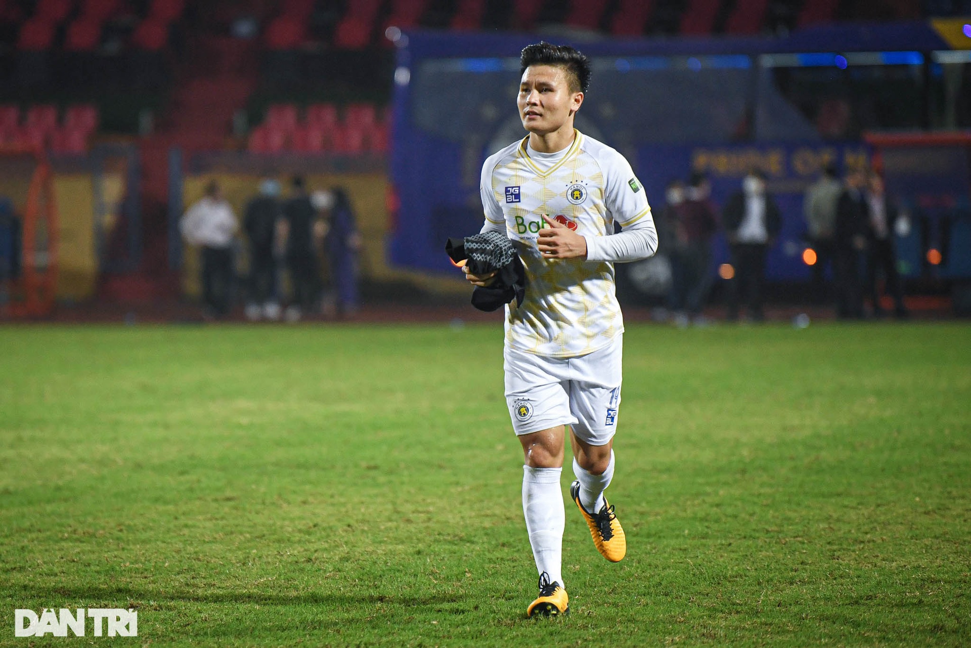 Quang Hải: Cái bắt tay của bầu Hiển và lời kêu gọi quay xe từ CĐV Hà Nội - 13