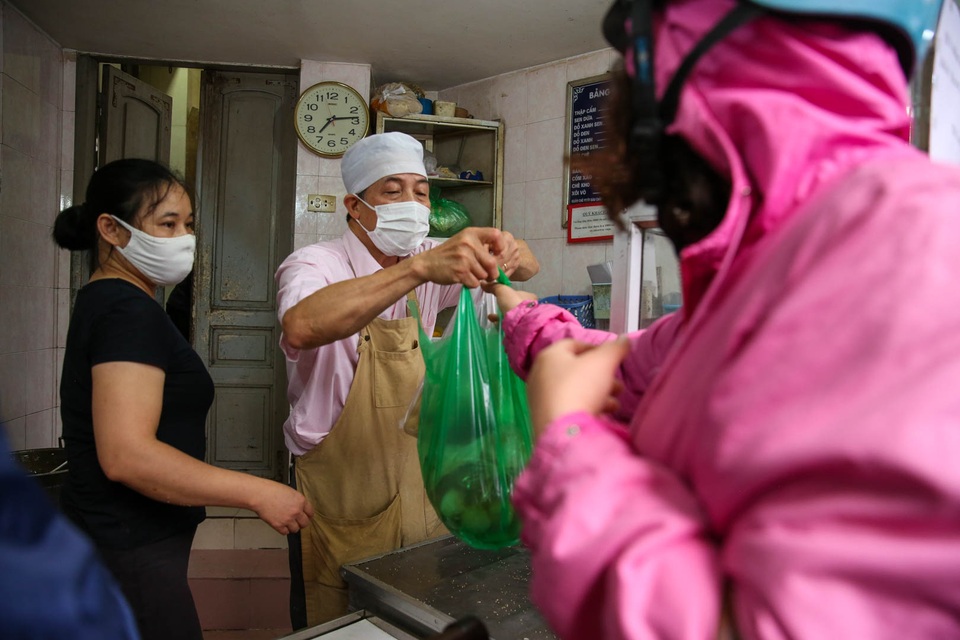 Đeo khẩu trang, cầm nước rửa tay đến xếp hàng mua bánh trôi - 11 Đeo khẩu trang, cầm nước rửa tay đến xếp hàng mua bánh trôi - 11