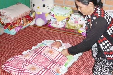 Bé trai sơ sinh bị bỏ rơi trong bụi rậm