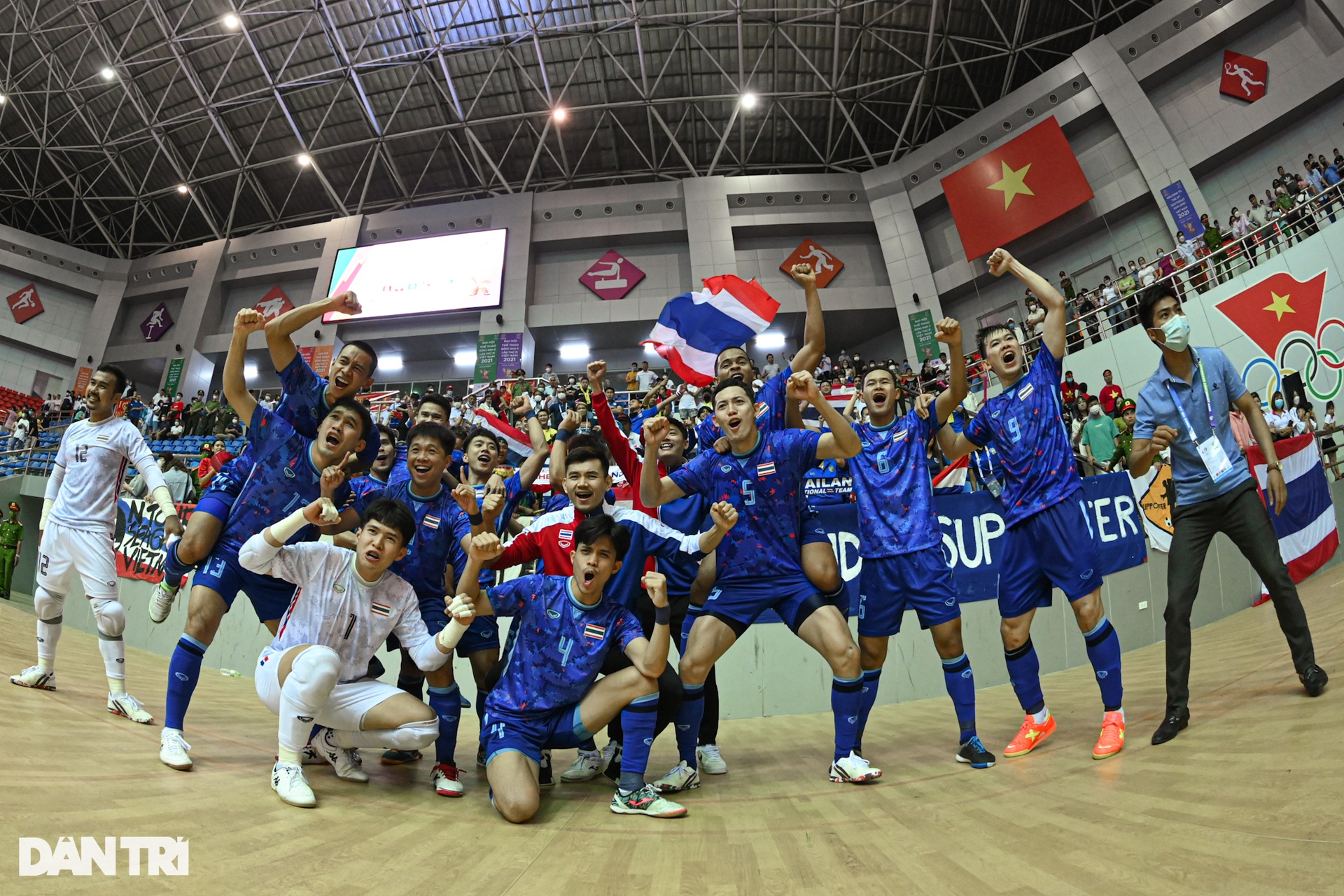 Thắng futsal Việt Nam, cầu thủ Thái Lan nhảy múa, ăn mừng đầy phấn khích - 23 Thắng futsal Việt Nam, cầu thủ Thái Lan nhảy múa, ăn mừng đầy phấn khích - 23