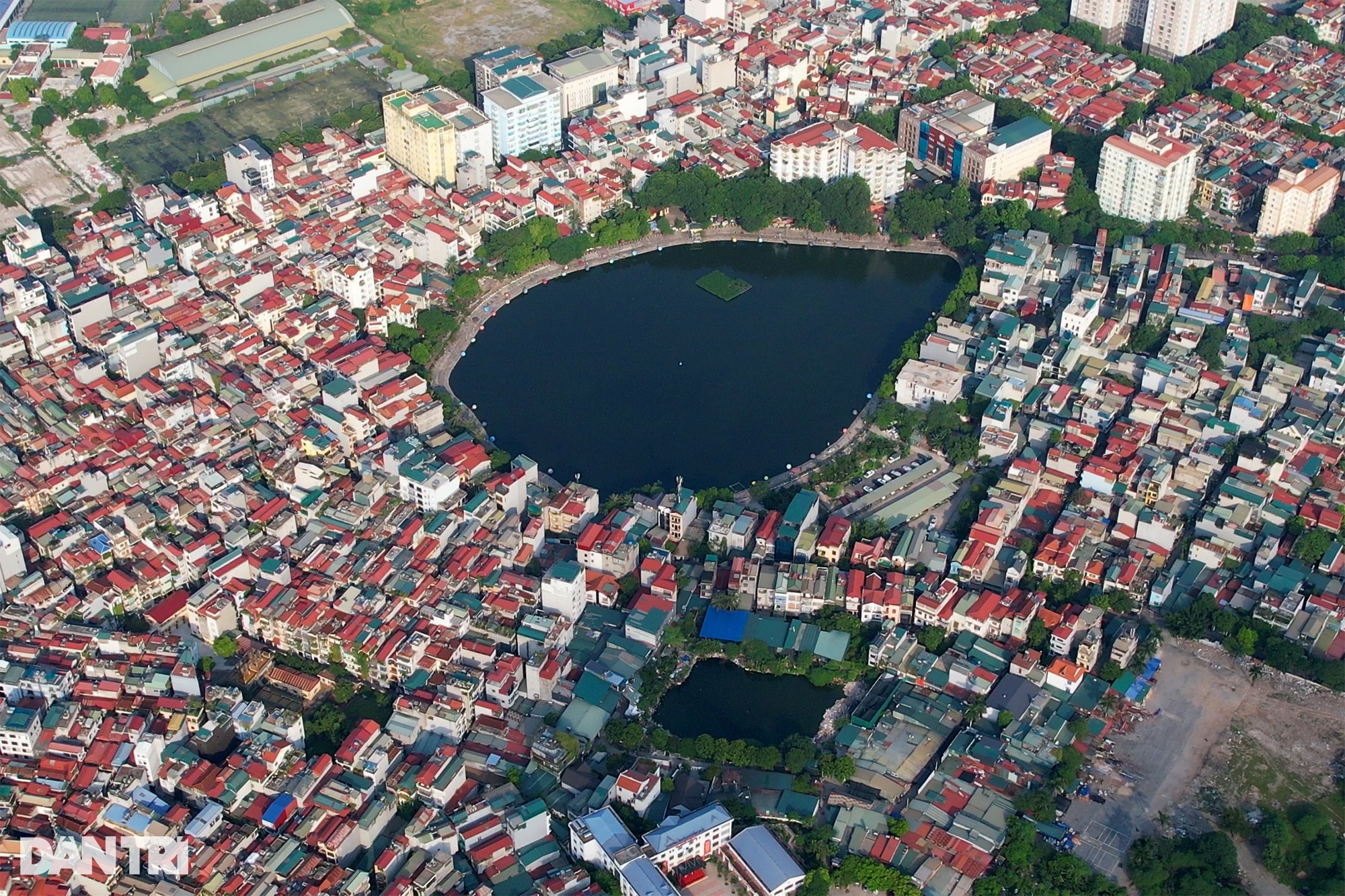 Những hồ nước như viên ngọc quí giữa rừng nhà dày đặc ở Hà Nội - 11 Những hồ nước như viên ngọc quí giữa rừng nhà dày đặc ở Hà Nội - 11