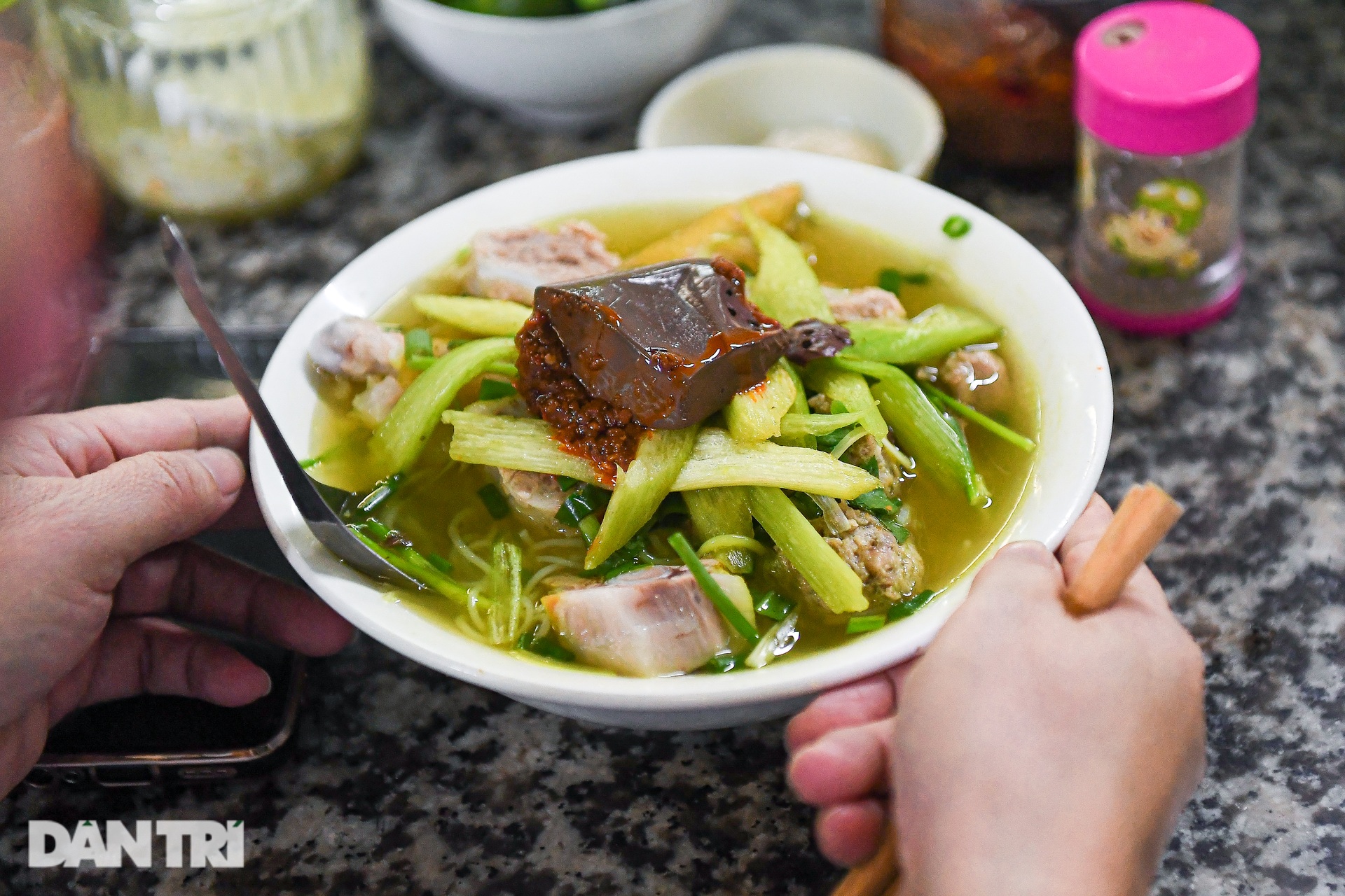 Hà Nội: Thiên đường ẩm thực dưới lòng đất, cầm 100.000 đồng ăn thả ga - 4 Hà Nội: Thiên đường ẩm thực dưới lòng đất, cầm 100.000 đồng ăn thả ga - 4