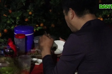 Cảnh ăn bờ ngủ bụi của những người "buôn" Tết