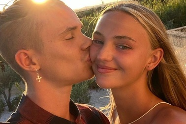 Romeo Beckham tình tứ bên bạn gái