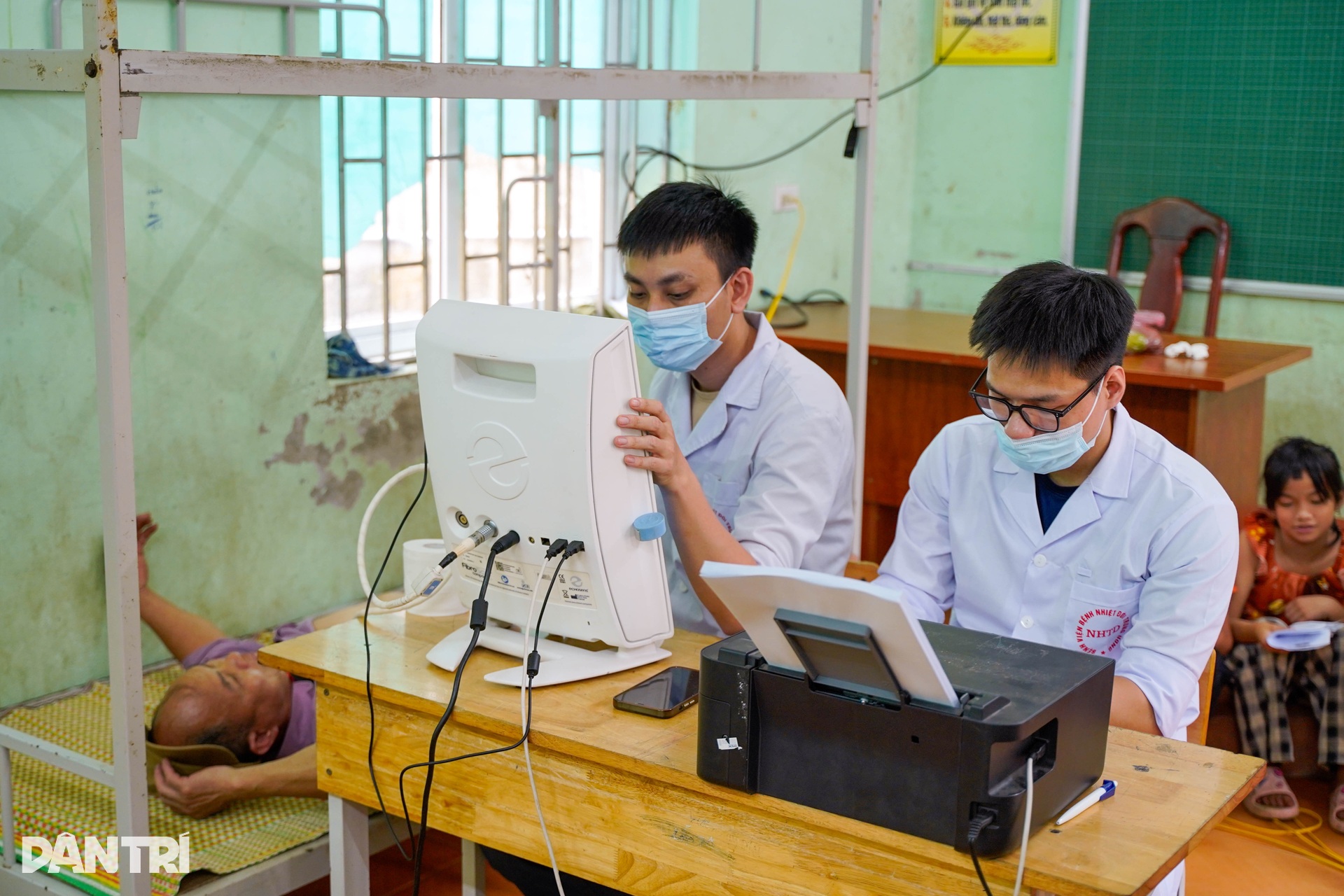 Những già bản trên đỉnh Tây Côn Lĩnh lần đầu được siêu âm, xét nghiệm - 13