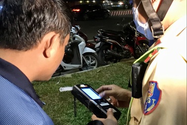 Người vi phạm nồng độ cồn ở TPHCM gồng mình, giữ hơi khi CSGT kiểm tra