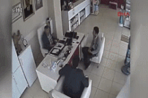 Hy hữu sự cố lốp ô tô "bay" vào đầu người đang ngồi trong nhà