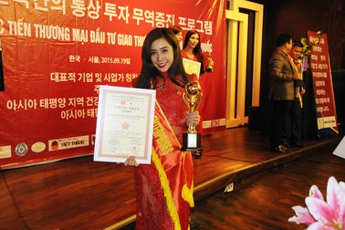 Mai Diệu Linh được lãnh đạo Bộ Công thương Việt - Hàn khen thưởng