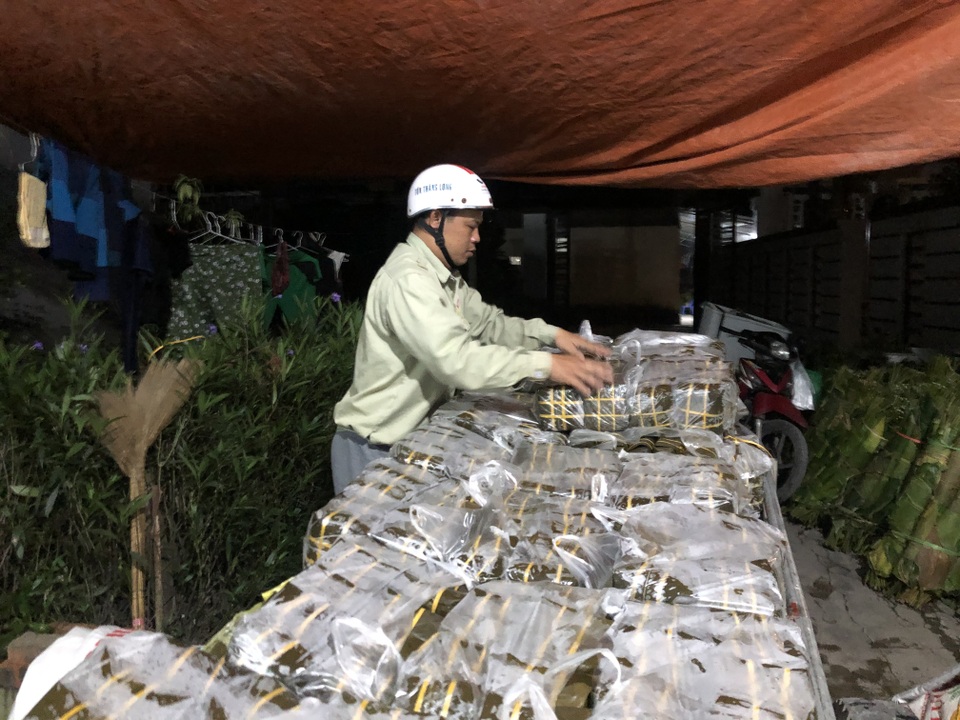 Thâu đêm nấu bánh chưng phục vụ ngày cúng ông Táo - 11 Thâu đêm nấu bánh chưng phục vụ ngày cúng ông Táo - 11