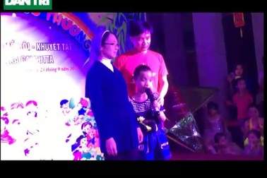 Rơi nước mắt, cậu bé không mắt… hát bài “Đứa Bé”