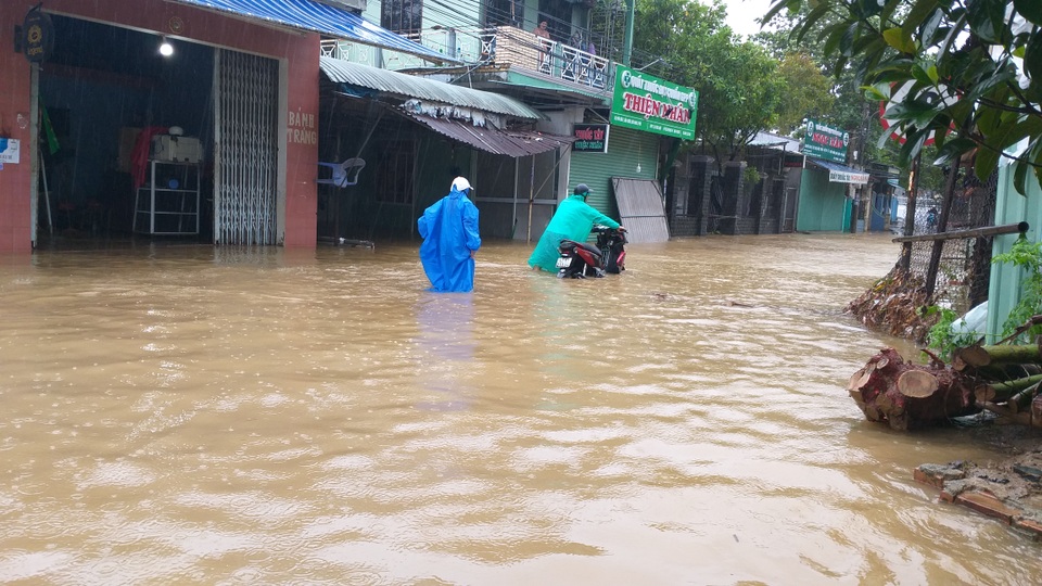 Đà Nẵng: Nhiều nơi vẫn ngập nặng, đã di dời hơn 2.500 người dân - 2 Đà Nẵng: Nhiều nơi vẫn ngập nặng, đã di dời hơn 2.500 người dân - 2