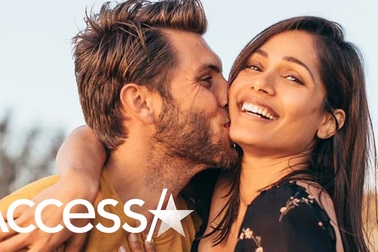 Freida Pinto khoe nhẫn đính hôn