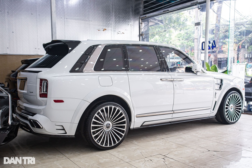 Rolls-Royce Cullinan độ Mansory đầu tiên về Việt Nam, đăng kiểm mất cả năm - 6 Rolls-Royce Cullinan độ Mansory đầu tiên về Việt Nam, đăng kiểm mất cả năm - 6