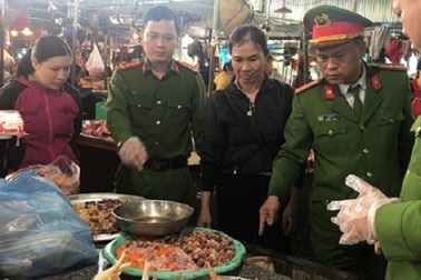 Liên tiếp bắt giữ thực phẩm "bẩn" dịp cuối năm