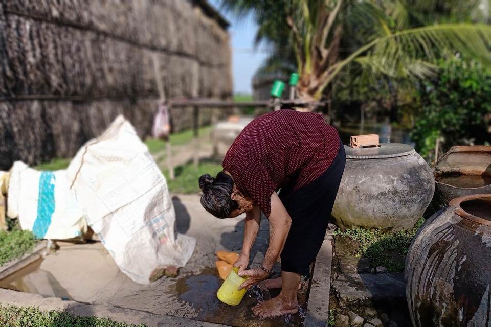 Thương bé gái xinh xắn sống bữa đói, bữa no với ngoại gù lưng, cậu tâm thần - 2 Thương bé gái xinh xắn sống bữa đói, bữa no với ngoại gù lưng, cậu tâm thần - 2