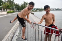 Hà Nội: "Đua nhau" vượt rào chắn Covid-19 xuống hồ Tây tắm giải nhiệt