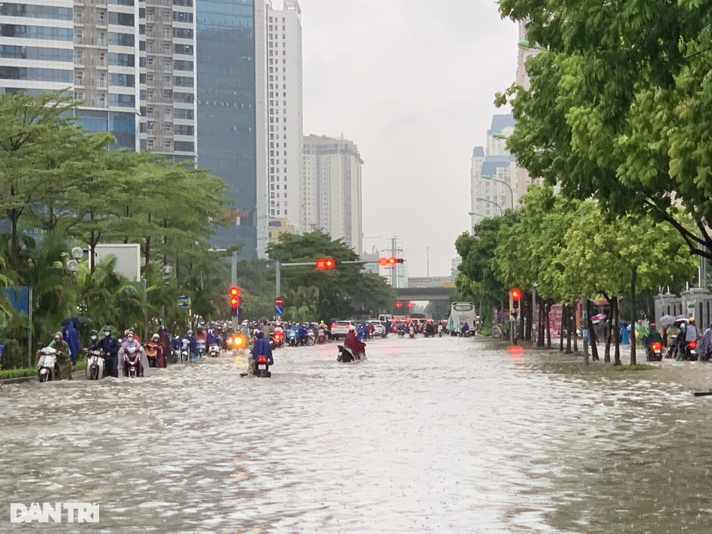 Đường phố Hà Nội thành sông sau trận mưa suốt đêm - 14 Đường phố Hà Nội thành sông sau trận mưa suốt đêm - 14