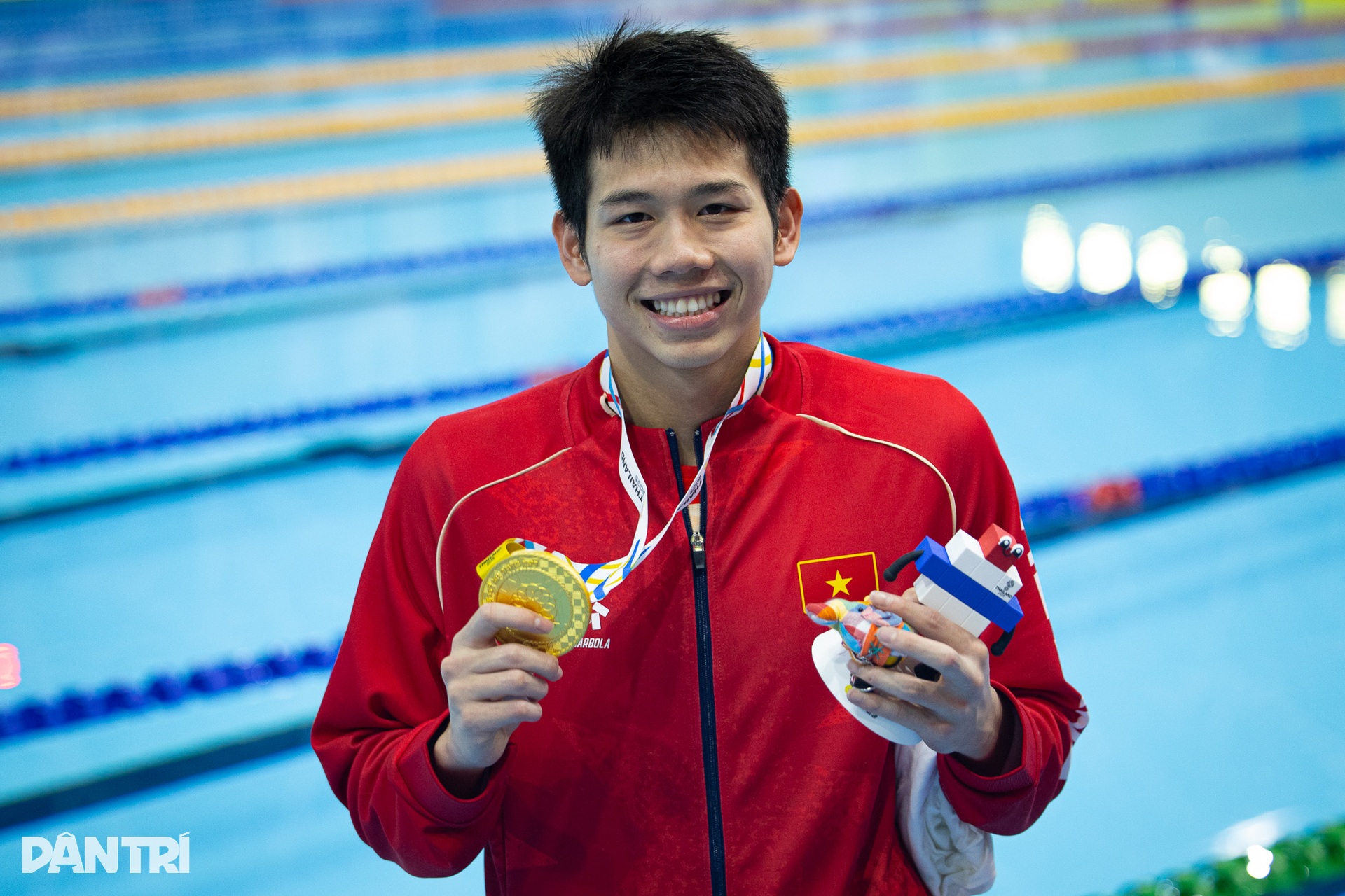 O irmão mais novo de Ánh Viên destrona a irmã mais velha e conquista a medalha de ouro nos 33º Jogos do Sudeste Asiático. Em trai Ánh Viên soán ngôi đàn anh, giành HCV SEA Games 33 - 1