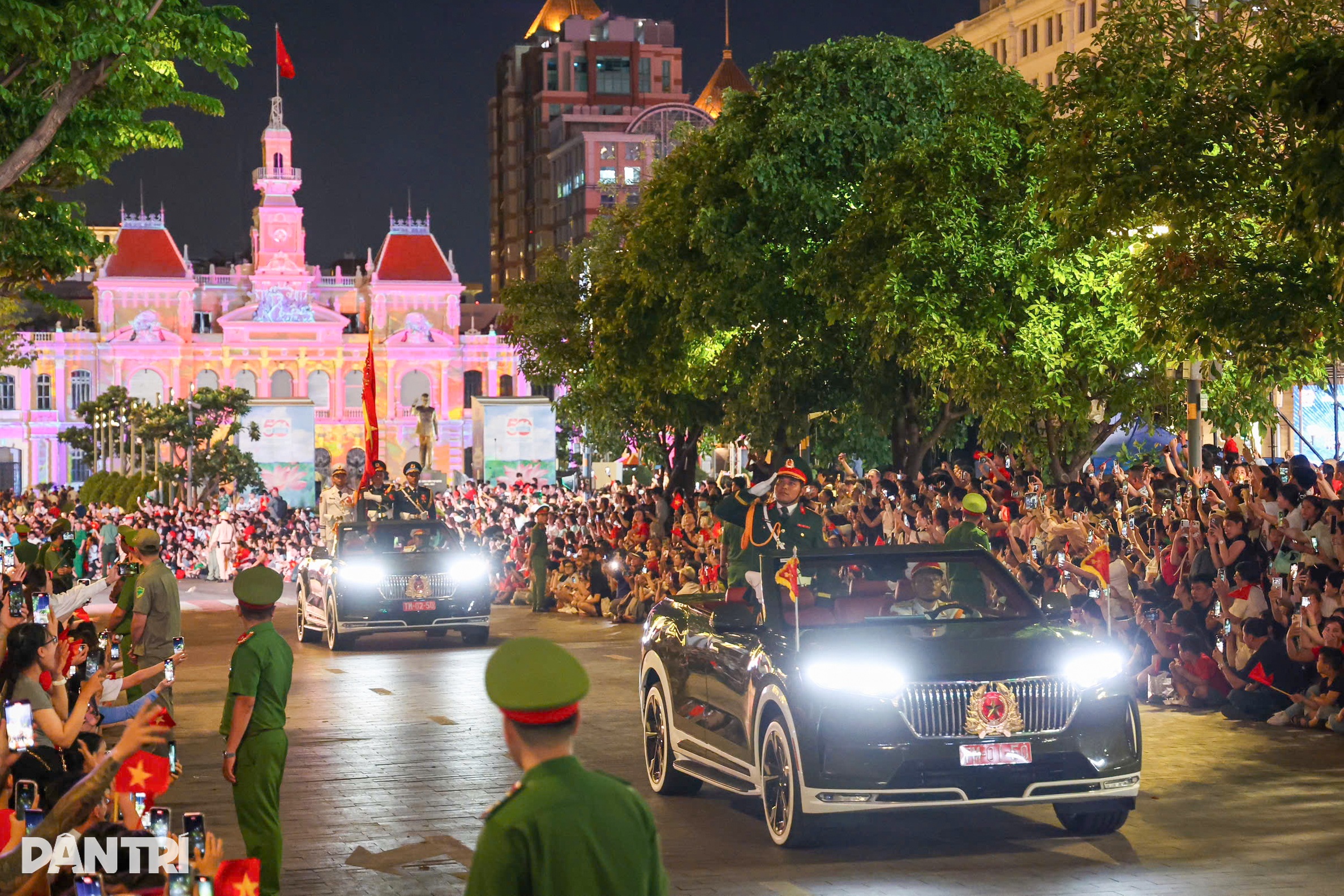 View - Đoàn quân diễu binh trùng trùng như sóng tại buổi sơ duyệt đại lễ 30/4 | Báo Dân trí