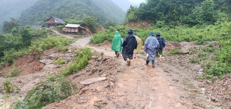 Nguy cơ sạt lở, huyện biên giới Việt - Lào sơ tán gấp hàng trăm người dân - 3 Nguy cơ sạt lở, huyện biên giới Việt - Lào sơ tán gấp hàng trăm người dân - 3
