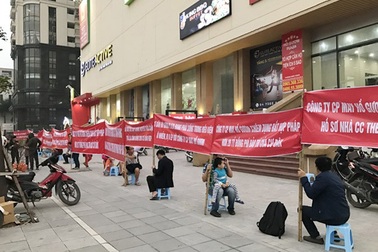 Gội đầu giữa sảnh, xe máy leo tầng: Chung cư cao cấp như thời bao cấp