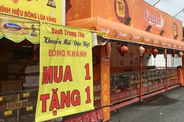 Bánh Trung thu tấp nập “xả hàng”, khắp nơi treo biển “mua 1 tặng 1”