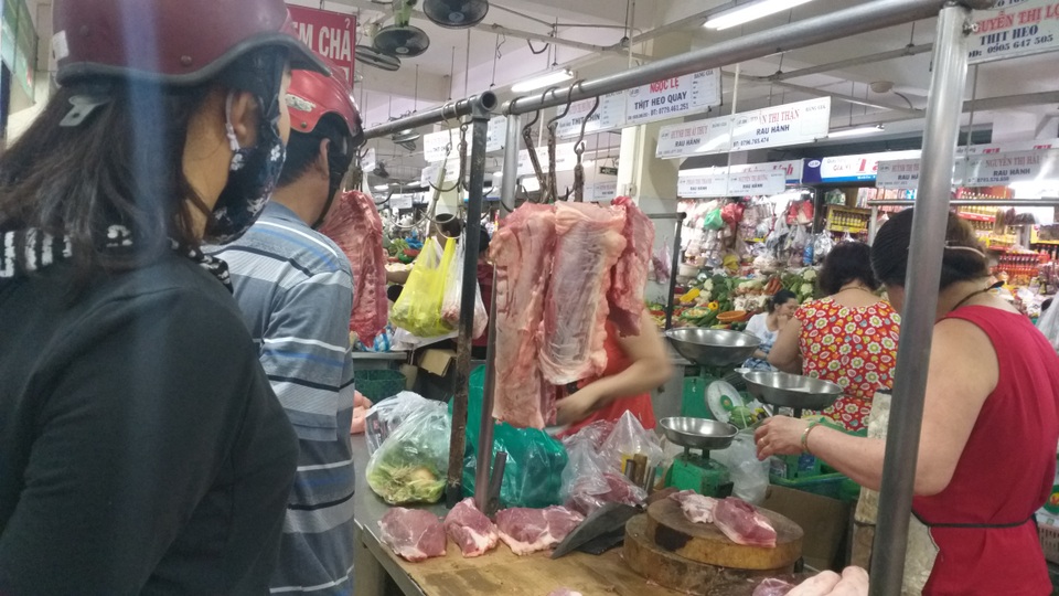 Giá thịt lợn tăng kỷ lục: Tiểu thương khóc ròng vì lỗ nặng, nhiều người nghỉ bán - 1 Giá thịt lợn tăng kỷ lục: Tiểu thương khóc ròng vì lỗ nặng, nhiều người nghỉ bán - 1