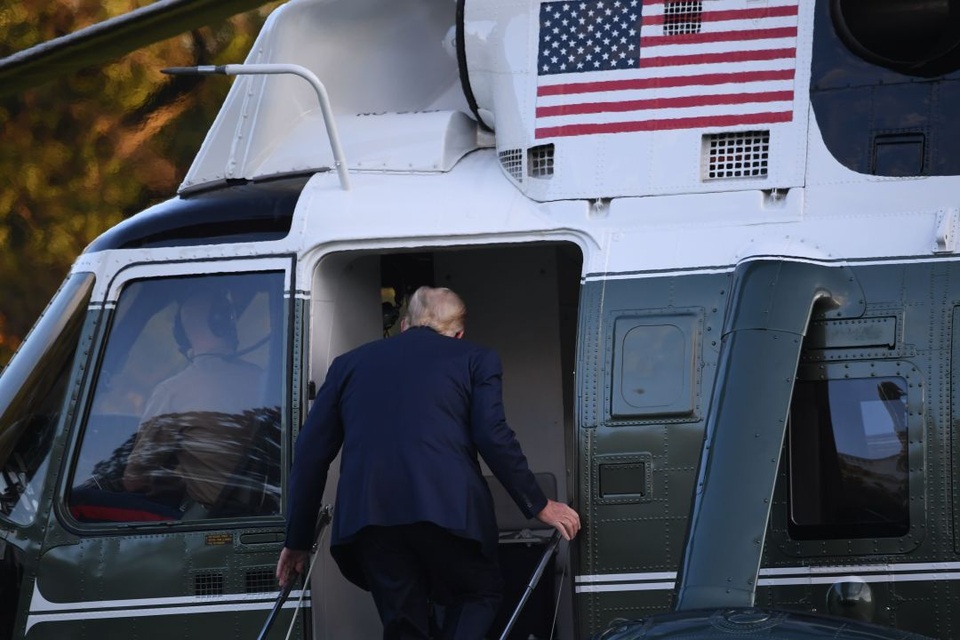 Ông Trump rời Nhà Trắng, tạm chuyển tổng hành dinh đến bệnh viện - 7 Ông Trump rời Nhà Trắng, tạm chuyển tổng hành dinh đến bệnh viện - 7