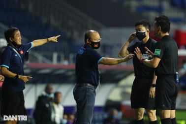 HLV Park Hang Seo bị cấm chỉ đạo, đội tuyển Việt Nam đấu UAE như thế nào?