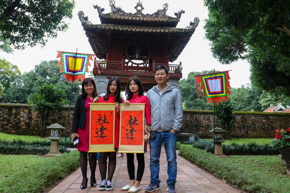 Mưa lạnh người dân vẫn đổ về Văn Miếu xin chữ đầu năm - 4 Mưa lạnh người dân vẫn đổ về Văn Miếu xin chữ đầu năm - 4