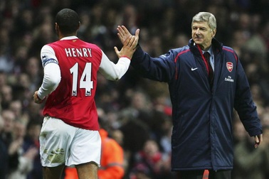 Arsene Wenger hi vọng Thierry Henry sẽ dẫn dắt Arsenal