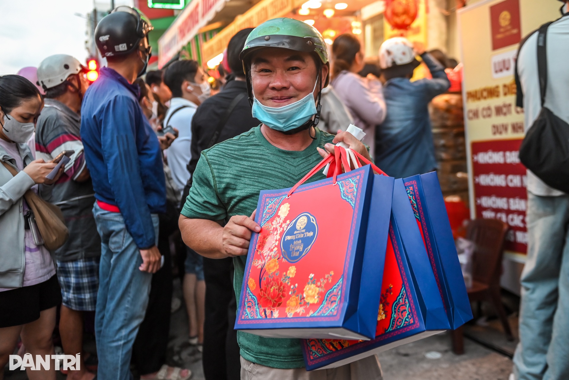 Bánh Trung thu: Nơi giảm giá sâu vẫn ế, nơi không khuyến mại lại đông nghẹt - 7 Bánh Trung thu: Nơi giảm giá sâu vẫn ế, nơi không khuyến mại lại đông nghẹt - 7