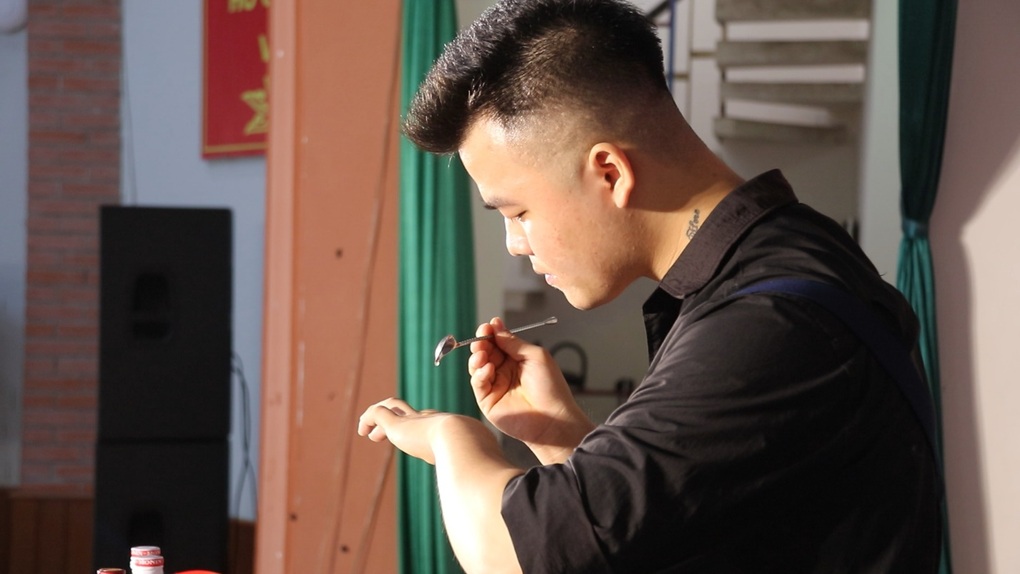Bartender thể hiện kỹ năng nghề, vừa nhảy múa vừa pha chế - 9 Bartender thể hiện kỹ năng nghề, vừa nhảy múa vừa pha chế - 9