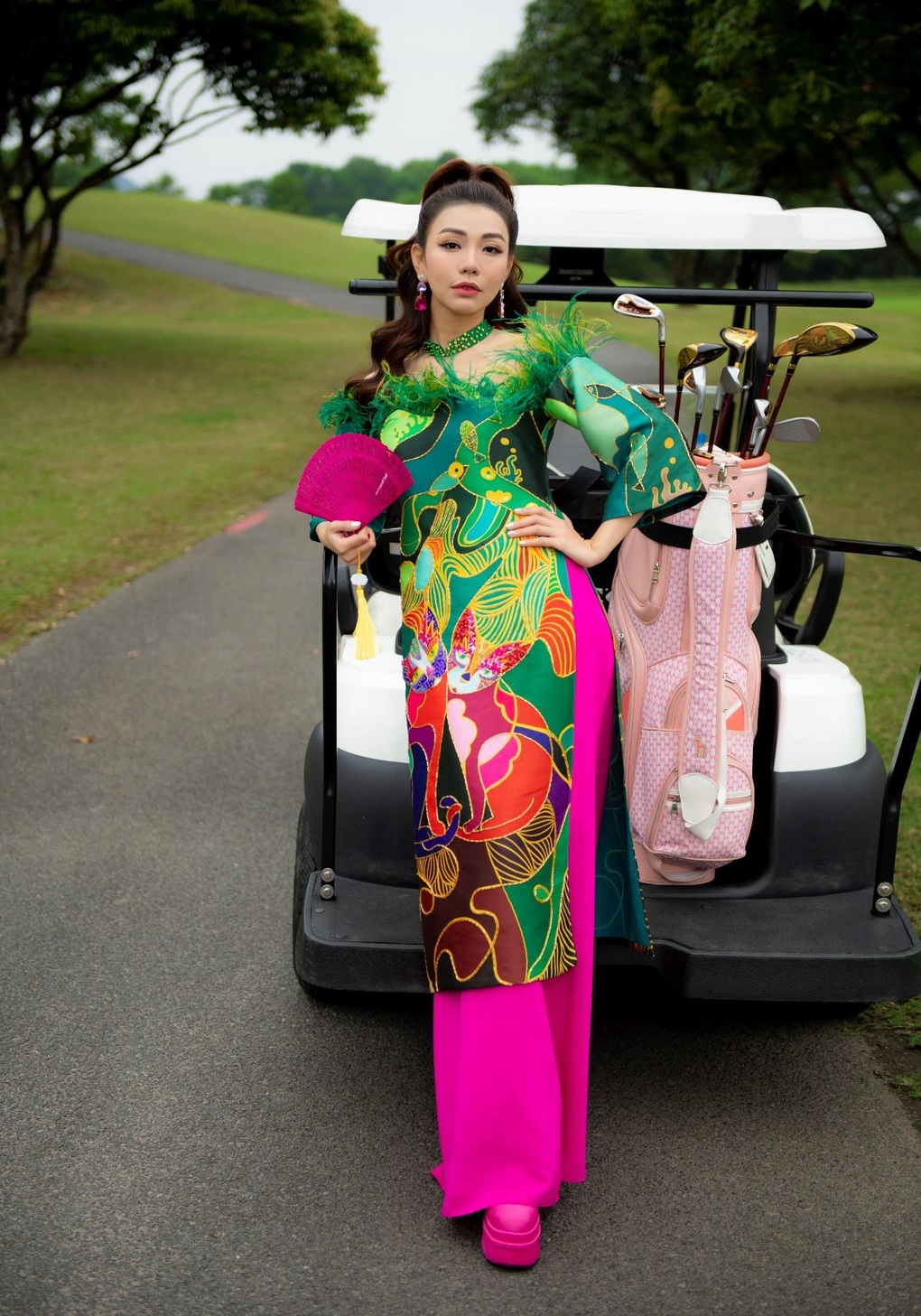MC Nguyễn Hải Anh rực rỡ trên sân golf với bộ ảnh áo dài đón tết cổ truyền - 5 MC Nguyễn Hải Anh rực rỡ trên sân golf với bộ ảnh áo dài đón tết cổ truyền - 5