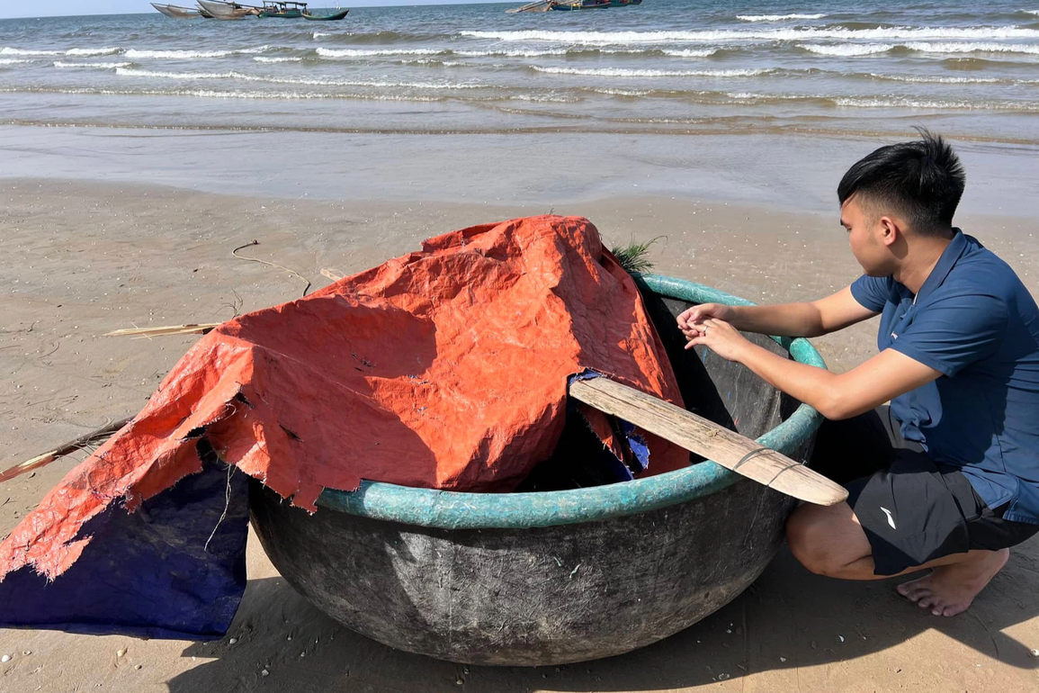 Phát hiện thi thể trong thuyền thúng trên bờ biển - 1 Phát hiện thi thể trong thuyền thúng trên bờ biển - 1