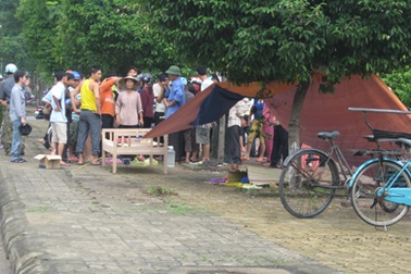 Một phụ nữ nằm chết trên vỉa hè