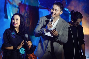 MC Mạnh Khang bị sốt vẫn "tắm mưa" dẫn chương trình