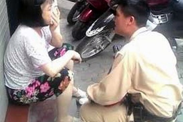 Hà Nội: CSGT giúp đỡ cụ già lạc đường, bị thương tìm người thân