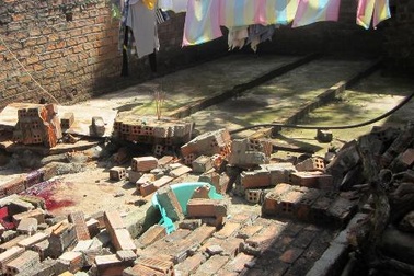 Mẹ chồng phơi đồ cho con dâu mới sinh, bị tường đè tử vong