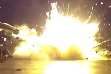 Cận cảnh tên lửa Space X nổ tung khi hạ cánh