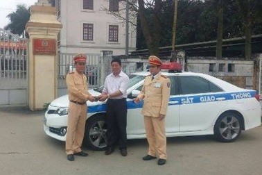 CSGT trả lại hơn 10 triệu đồng cho người đánh rơi